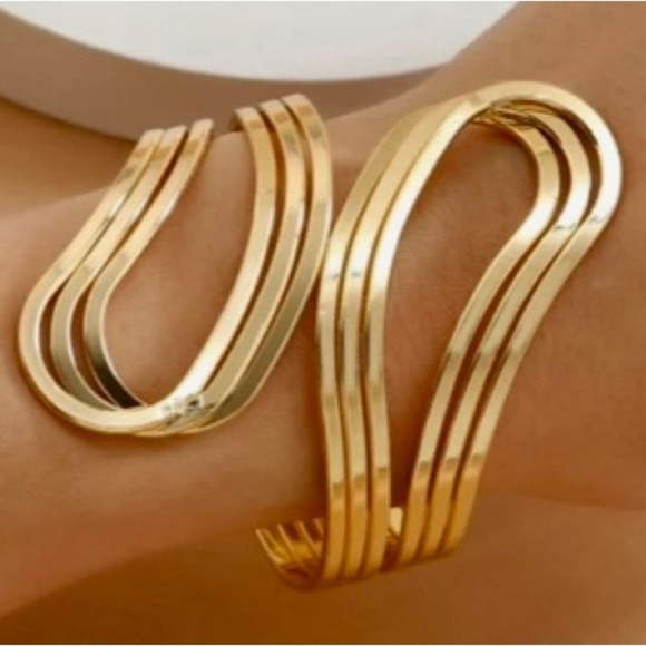 Stunning Gold Tone Cuff Bracelet with Modern Waves and a‎ Spring Hinge. - Picture 1 of 10